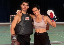 Aarón, hijo mayor de Mari Carmen Romero, junto a su madre, durante un entrenamiento.