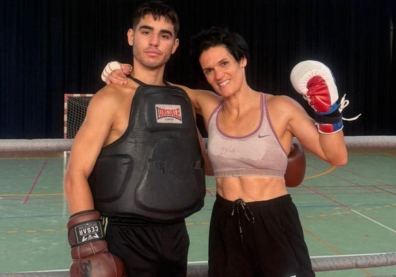 Aarón, hijo mayor de Mari Carmen Romero, junto a su madre, durante un entrenamiento.