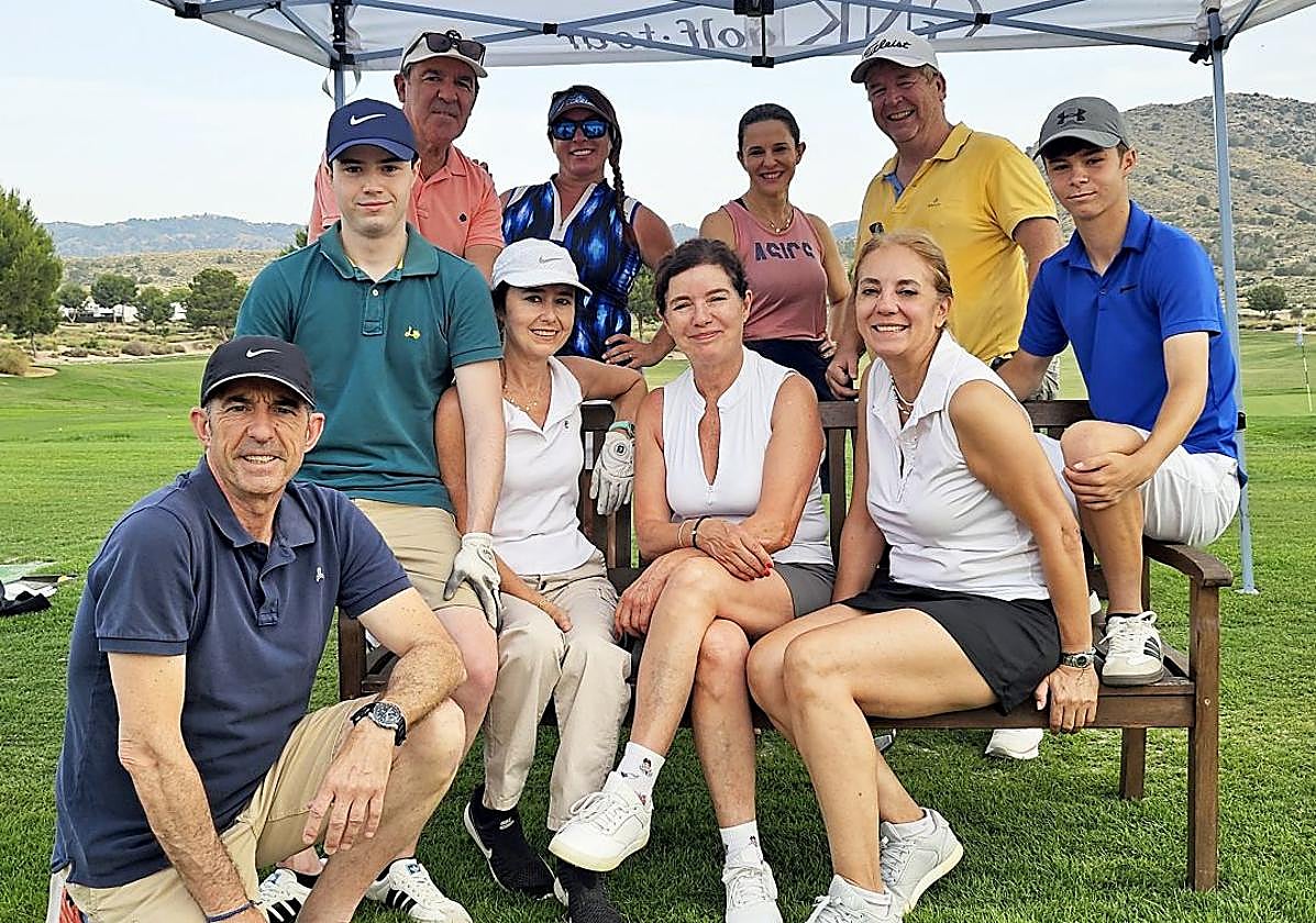 Algunos de los alumnos, de muy diferentes edades, de la profesional de golf Maribel Romero (al fondo, 2ª por la izquierda) posando tras su clase en el campo de prácticas de El Valle Golf Resort.