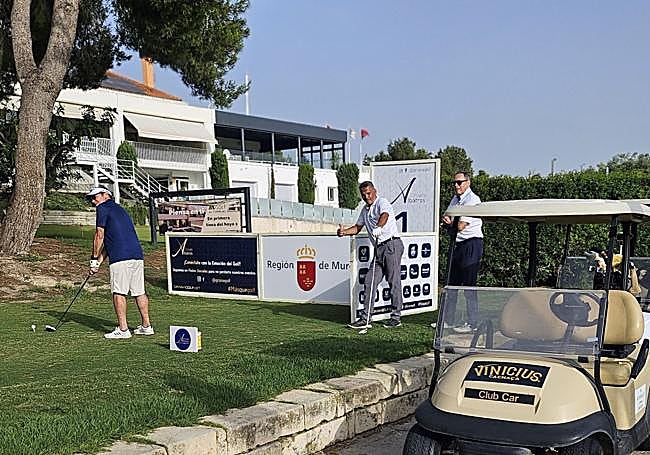 El 'tee' 1 vestido de rojo cartagena .El escudo de la Región de Murcia acompañada al circuito en todas sus pruebas.