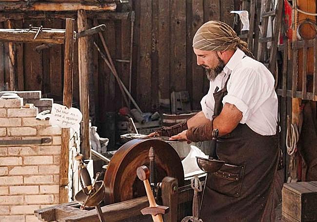 El espadero de Vivar. Desde su taller, este maestro comparte una clase magistral sobre la evolución de la espada a lo largo de los siglos.