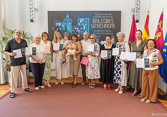 La concejal de Política Social, Igualdad y Familia, Cristina Mora (con el bebé en brazos) acompañda de los ganadores, de varios miembros de Mujeres Cofrades y del jurado