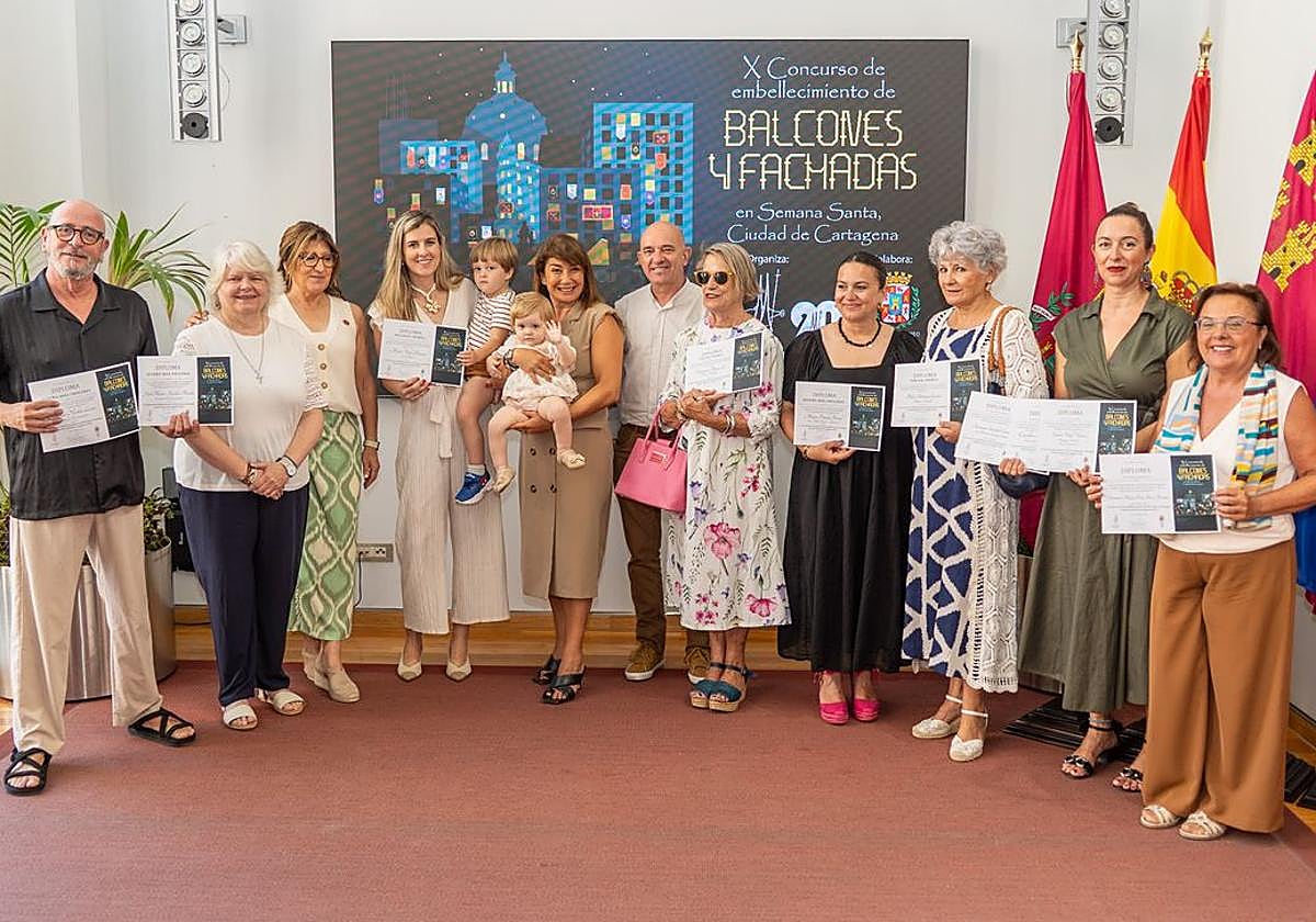 La concejal de Política Social, Igualdad y Familia, Cristina Mora (con el bebé en brazos) acompañda de los ganadores, de varios miembros de Mujeres Cofrades y del jurado
