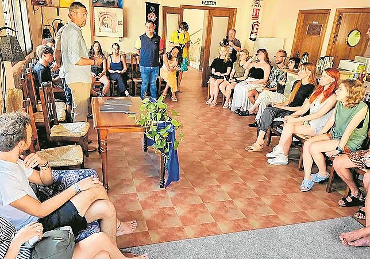 El alcalde, con jóvenes en el albergue de La Almudena.