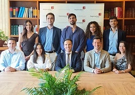 Algunos de los nuevos registradores, junto al director de la Academia de Murcia, en el centro.