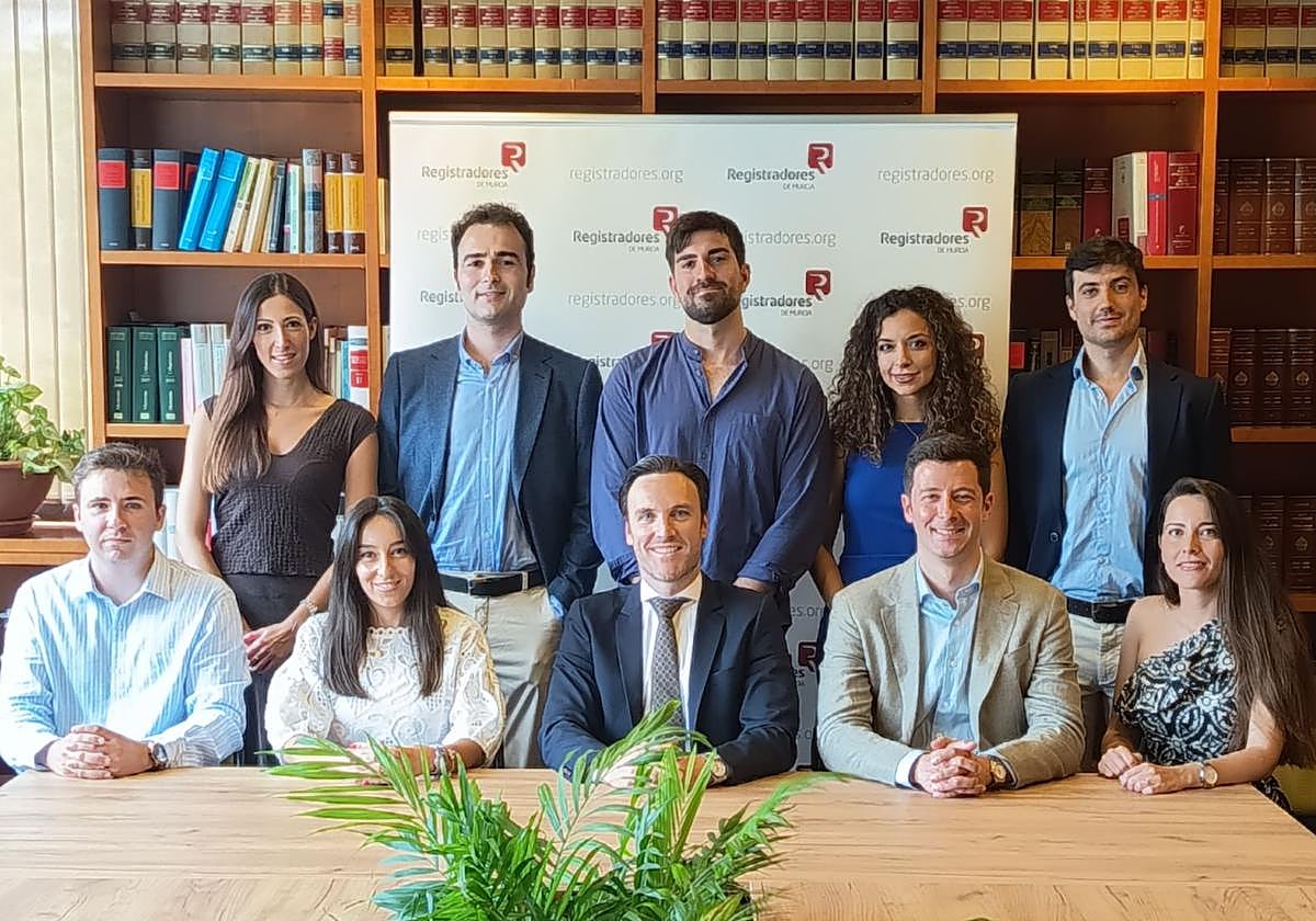 Algunos de los nuevos registradores, junto al director de la Academia de Murcia, en el centro.