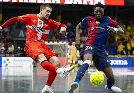 Mellado dispara ante la defensa ed Toure, en el primer partido de la final.