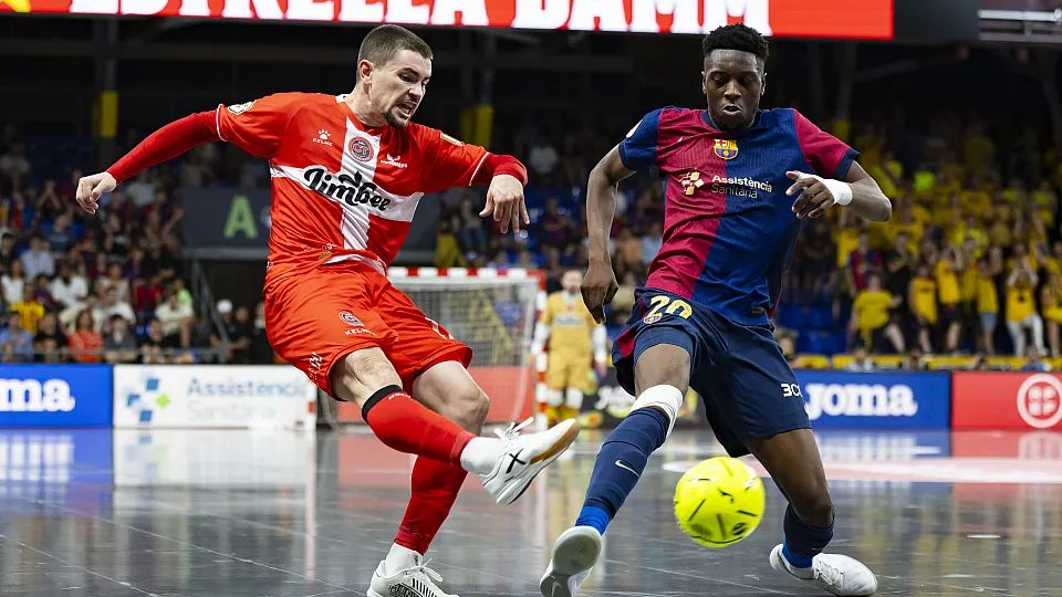 Mellado dispara ante la defensa ed Toure, en el primer partido de la final.