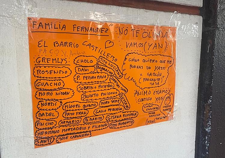 El cartel que le han dejado a Jiang los miembros de la familia Fernández.