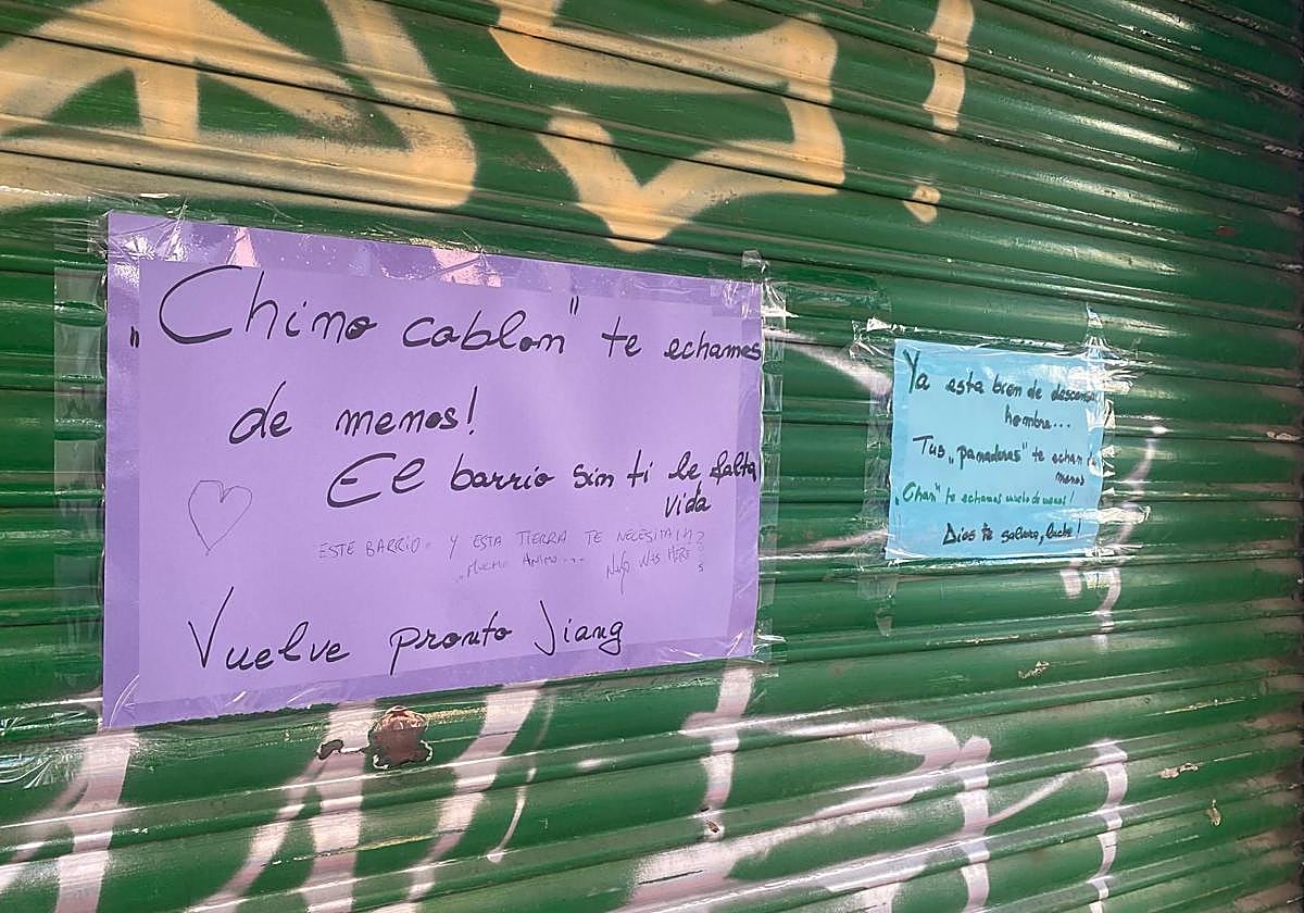 Algunos carteles en la fachada del bar de Jiang.