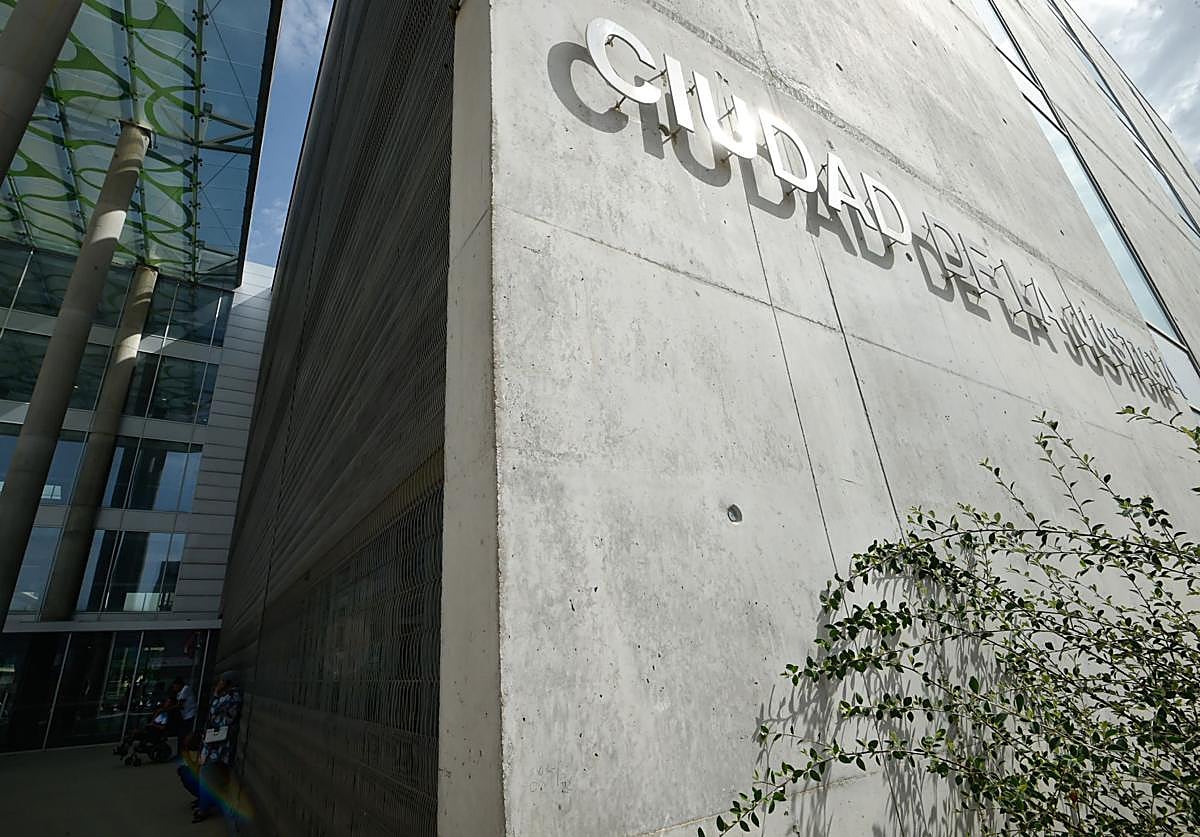 Entrada a la Ciudad de la Justicia de Murcia.