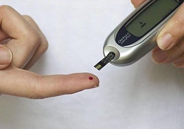 Un medidor de glucosa por pinchazo.