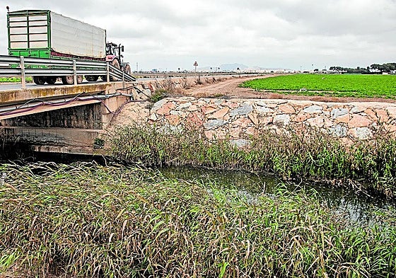 La rambla del Albujón y una finca agrícola, cerca de la depuradora de Torre Pacheco, en 2023.