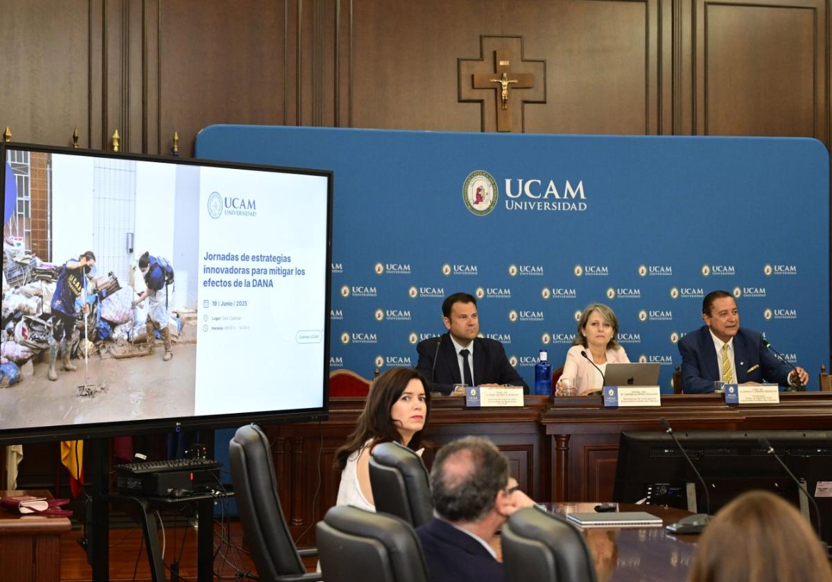 El director general José Sandoval, la vicerrectora de la UCAM, Estrella Núñez, y el profesor Pedro de los Santos, ayer durante la jornada.