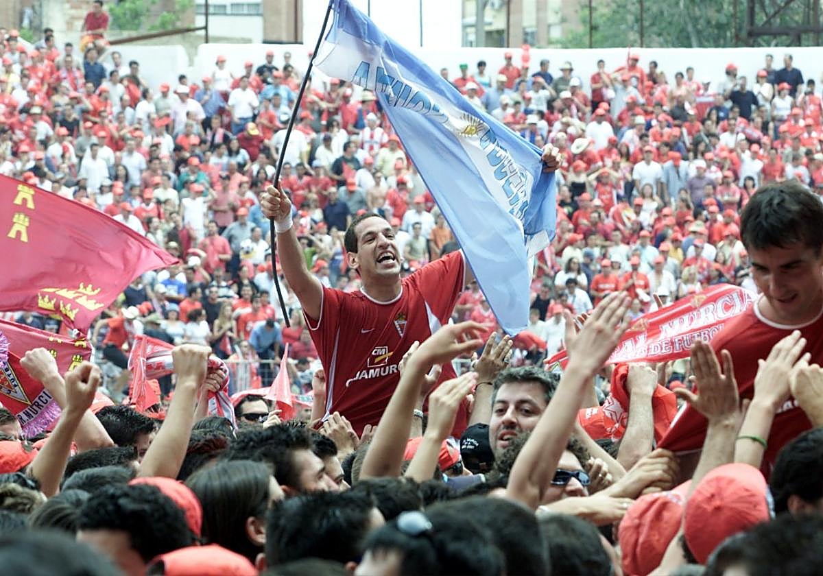 José Luis Acciari, a hombros de la afición del Real Murcia en La Condomina tras marcar el gol al Levante que supuso el ascenso a Segunda el 1 de junio de 2003.