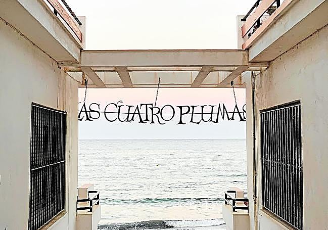 Morada para el estío. Residencia de verano de los cuatro periodistas en Águilas, con el letrero 'Las Cuatro Plumas' mirando al lector (el original mira al Mar Mediterráneo).