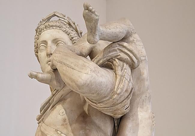 Antigua estatua romana expuesta en el Museo Arqueológico Nacional de Nápoles (Italia).