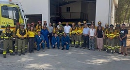 Marcos Ortuño junto al director general de Seguridad Ciudadana y Emergencias, Pedro Vicente, y personal adscrito al Plan Infomur, en la base de helicópteros en la Sierra de la Pila.