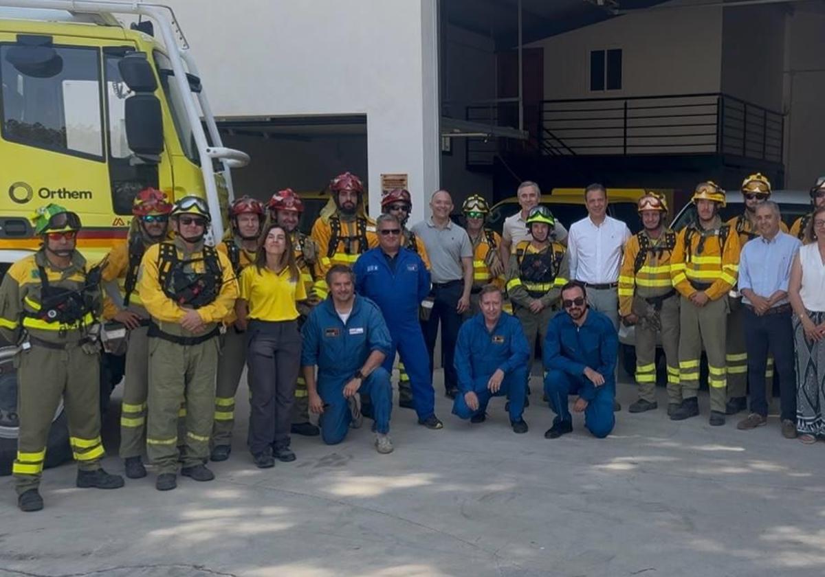 Marcos Ortuño junto al director general de Seguridad Ciudadana y Emergencias, Pedro Vicente, y personal adscrito al Plan Infomur, en la base de helicópteros en la Sierra de la Pila.