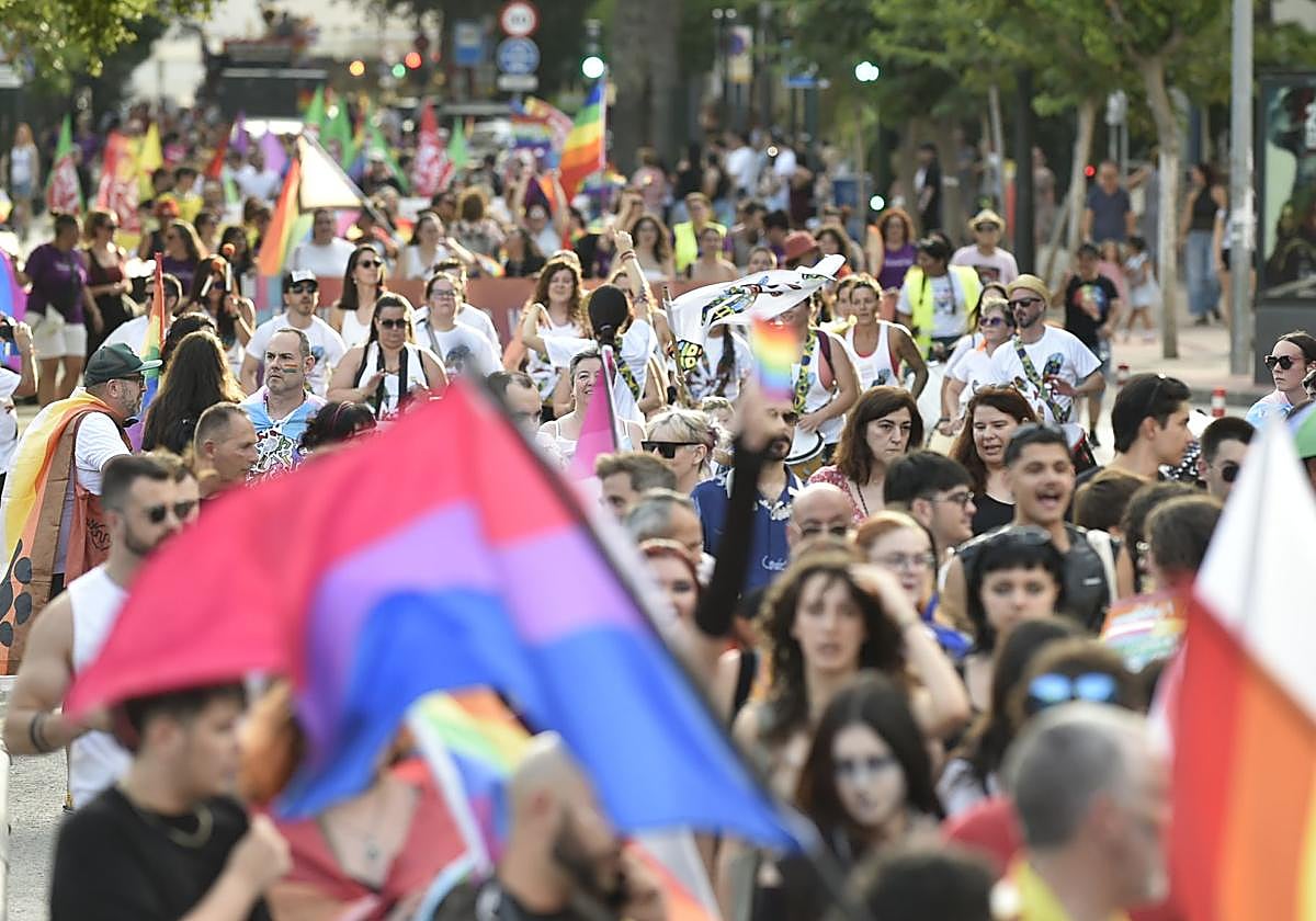 Participantes en el desfile del Orgullo recorren las calles de Murcia este sábado.