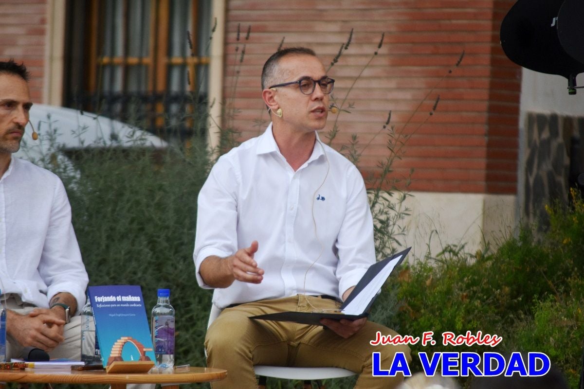 Imágenes de la presentación de «Forjando el mañana» en la Feria del Libro de Caravaca