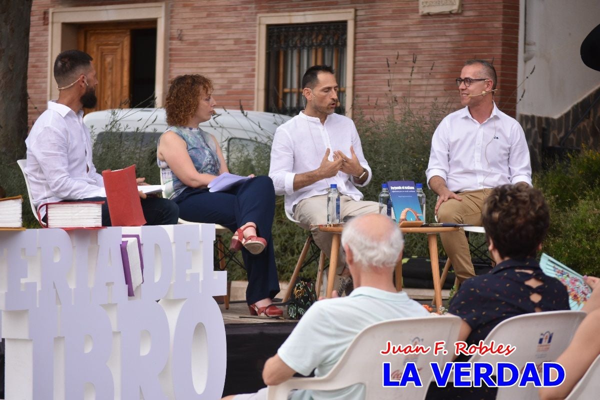 Imágenes de la presentación de «Forjando el mañana» en la Feria del Libro de Caravaca