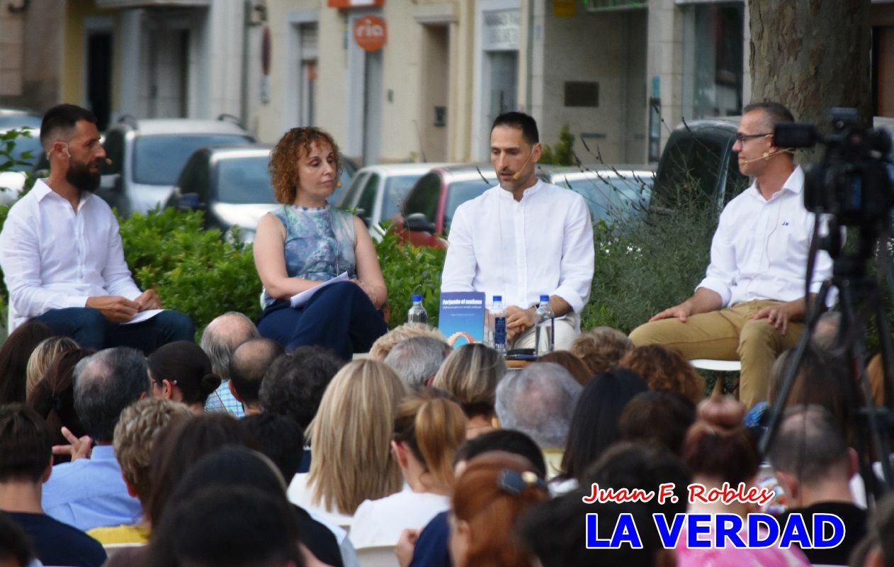 Imágenes de la presentación de «Forjando el mañana» en la Feria del Libro de Caravaca