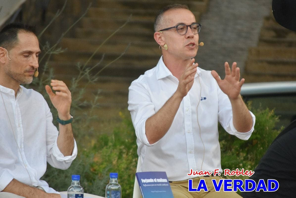 Imágenes de la presentación de «Forjando el mañana» en la Feria del Libro de Caravaca