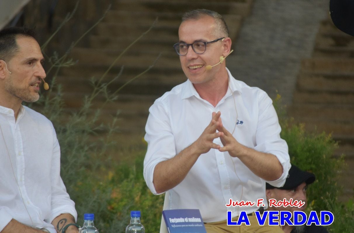 Imágenes de la presentación de «Forjando el mañana» en la Feria del Libro de Caravaca