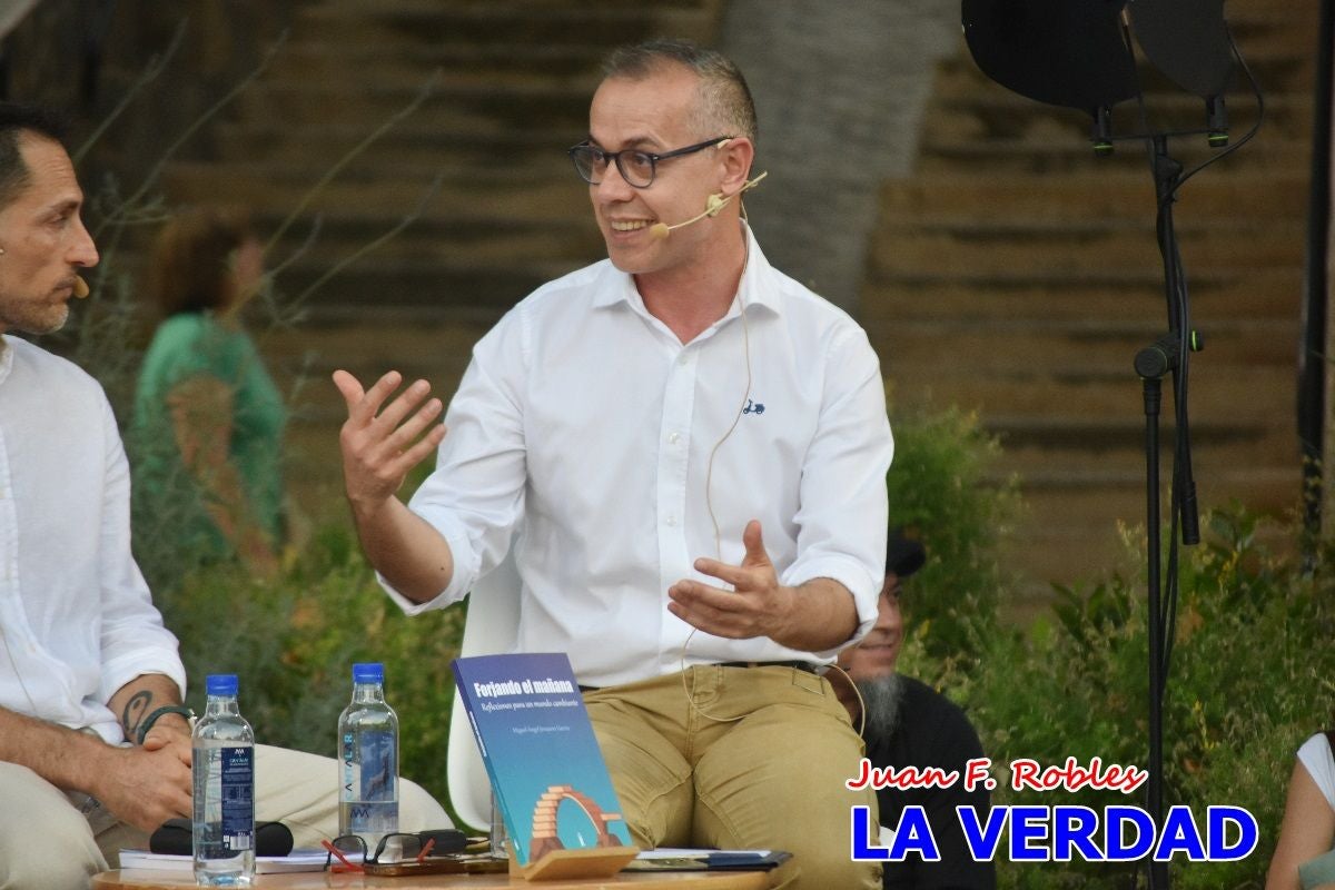 Imágenes de la presentación de «Forjando el mañana» en la Feria del Libro de Caravaca