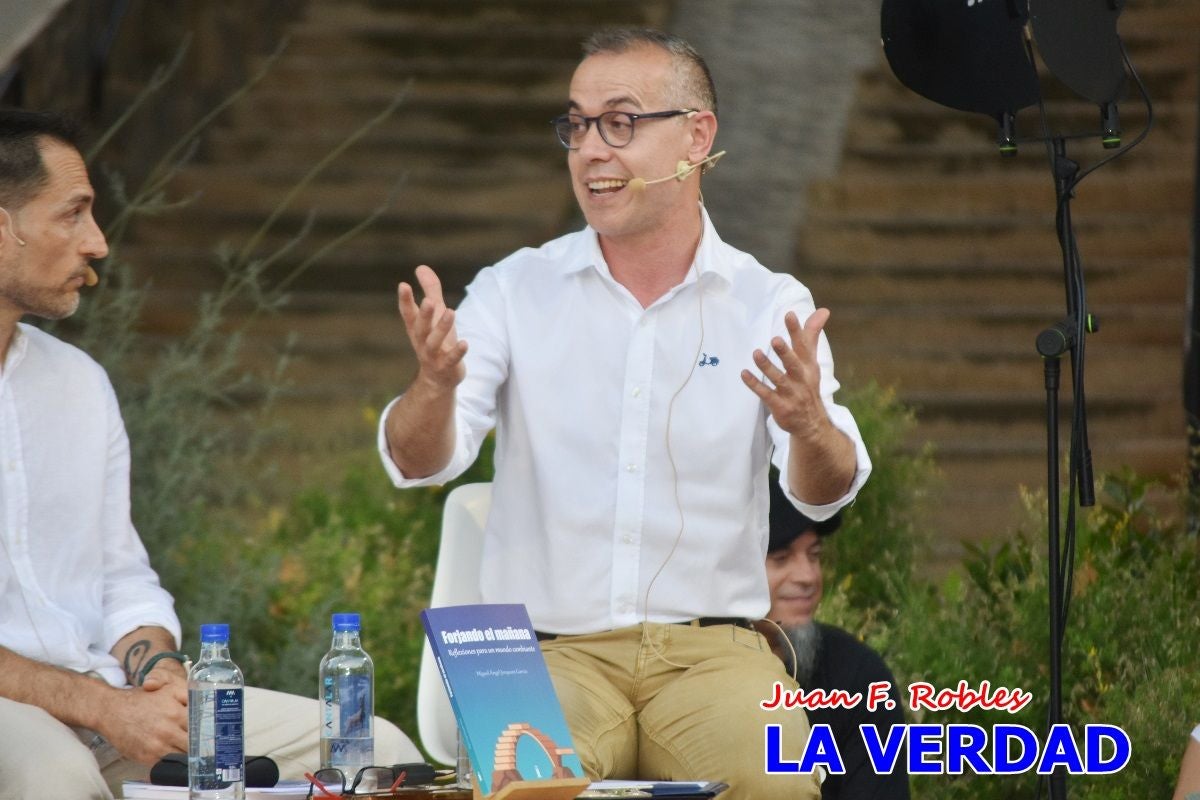 Imágenes de la presentación de «Forjando el mañana» en la Feria del Libro de Caravaca