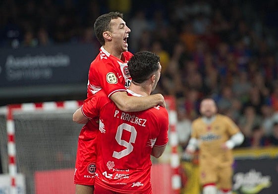 Gon Castejón y Pablo Ramírez celebran el segundo gol del Jimbee, el pasado jueves en el Palau Blaugrana.