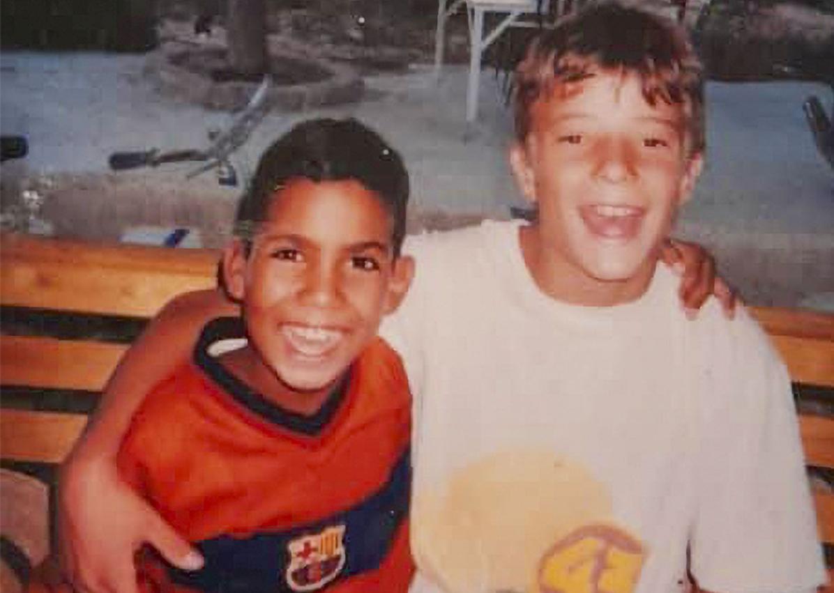 Imagen secundaria 1 - Mohamed, de niño, con su 'hermano' Juan Luis, durante uno de los veranos en Molina. Abajo, con el abuelo Aurelio, en el campo.