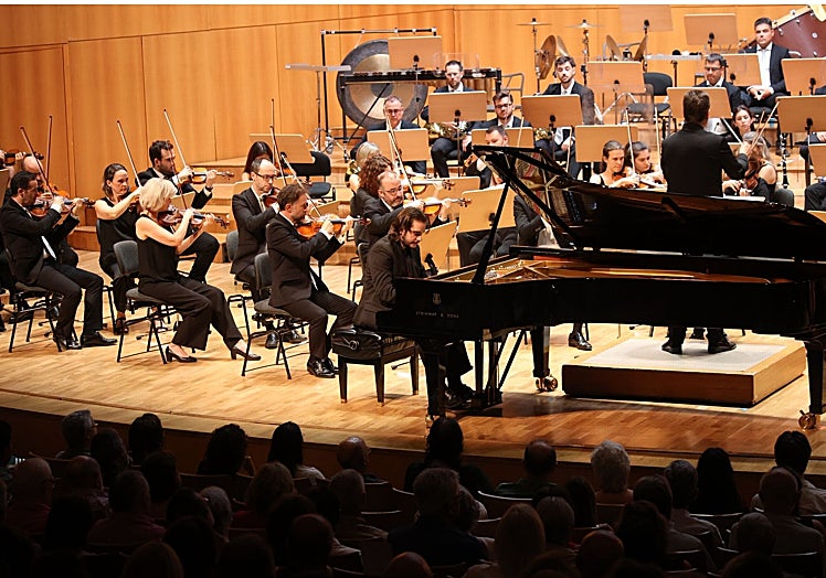 El público, que prácticamente abarrotó el Víctor Villegas, respondió con una gran ovación prolongada al trabajo de la OSRM