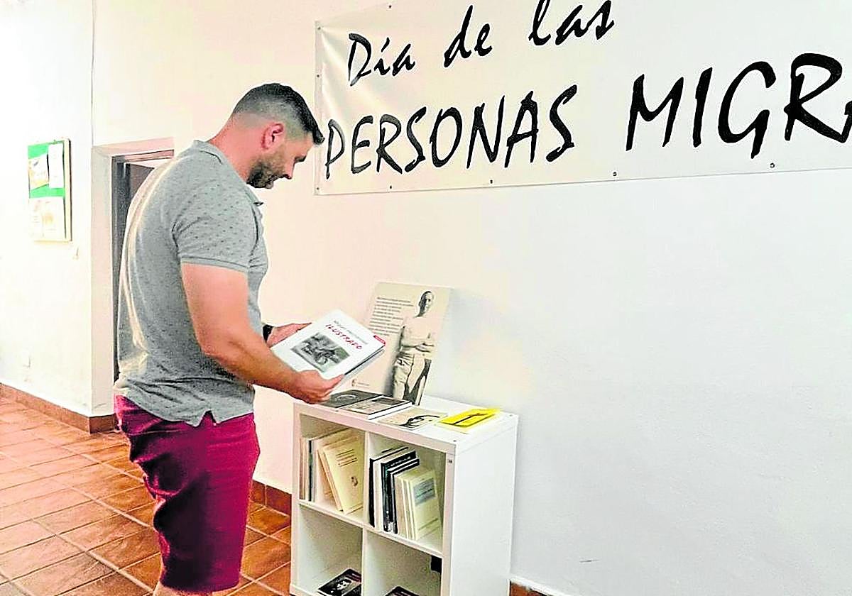 Un joven consulta un libro sobre el poeta oriolano en el rincón hernandiano habilitado en la sede de Vega Baja Acoge.