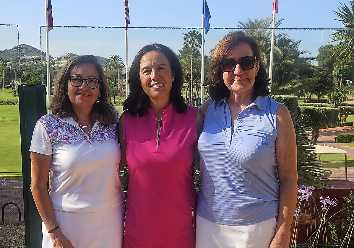 La federativa Asunción Delgado (i), junto a la capitana Paola Cereijo (c) y la Lola Carvajal, la recién estrenada vicecapitana del equipo Región de Murcia.