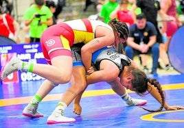 Carla Lera somete a su rival en el combate que le dio la medalla de oro en Barcelona.