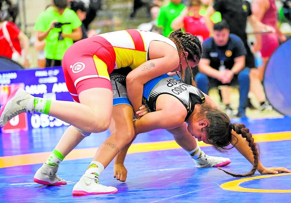 Carla Lera somete a su rival en el combate que le dio la medalla de oro en Barcelona.