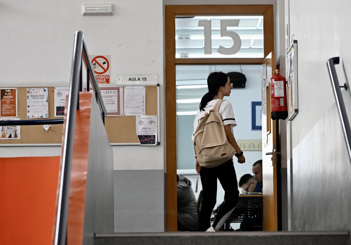 Una alumna acude a clase en la Escuela de Idiomas de Murcia, en una imagen de archivo.