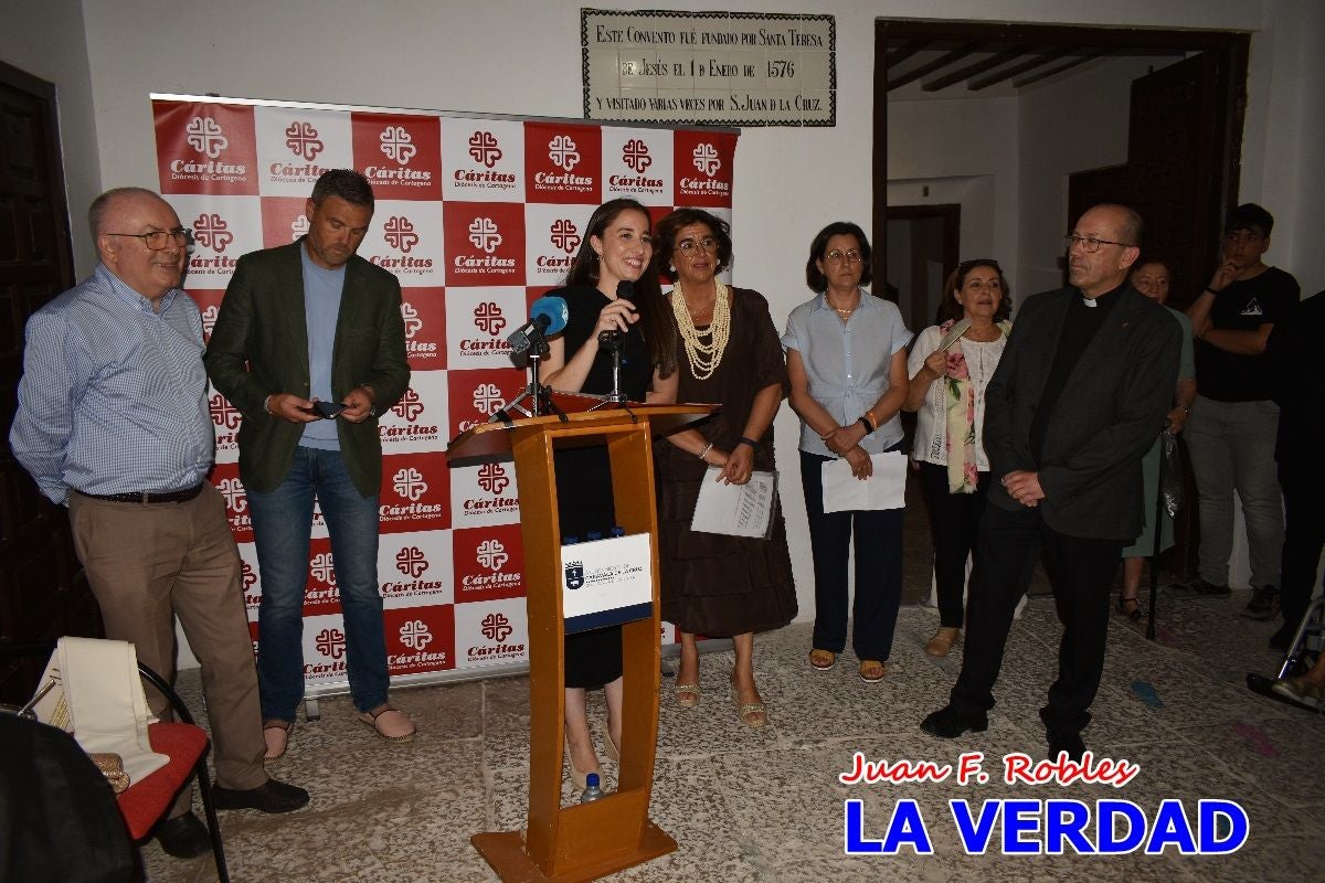 Imágenes de la inauguración de la Exposición Fotográfica de Cáritas en la vicaría Caravaca-Mula