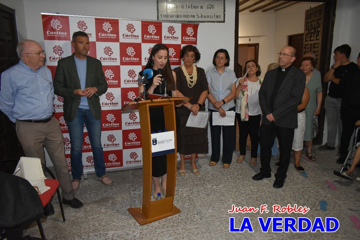 Imágenes de la inauguración de la Exposición Fotográfica de Cáritas en la vicaría Caravaca-Mula