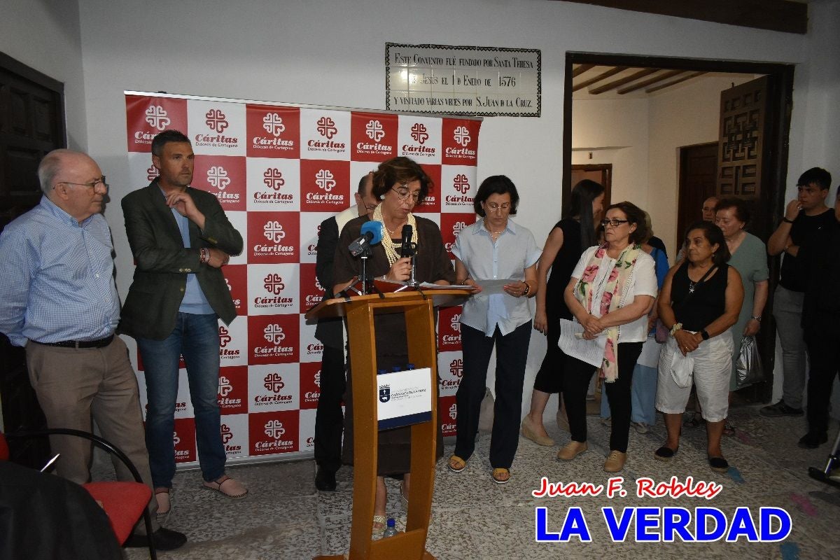 Imágenes de la inauguración de la Exposición Fotográfica de Cáritas en la vicaría Caravaca-Mula