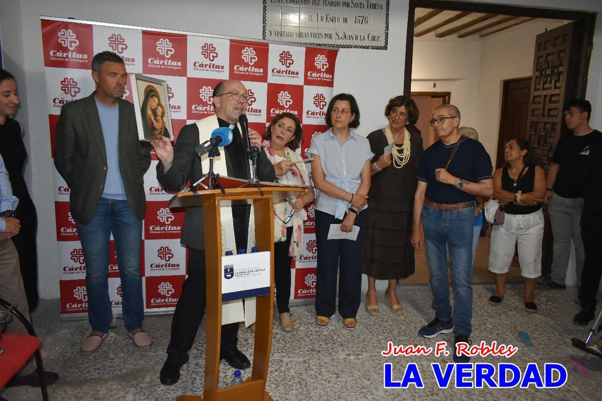 Imágenes de la inauguración de la Exposición Fotográfica de Cáritas en la vicaría Caravaca-Mula