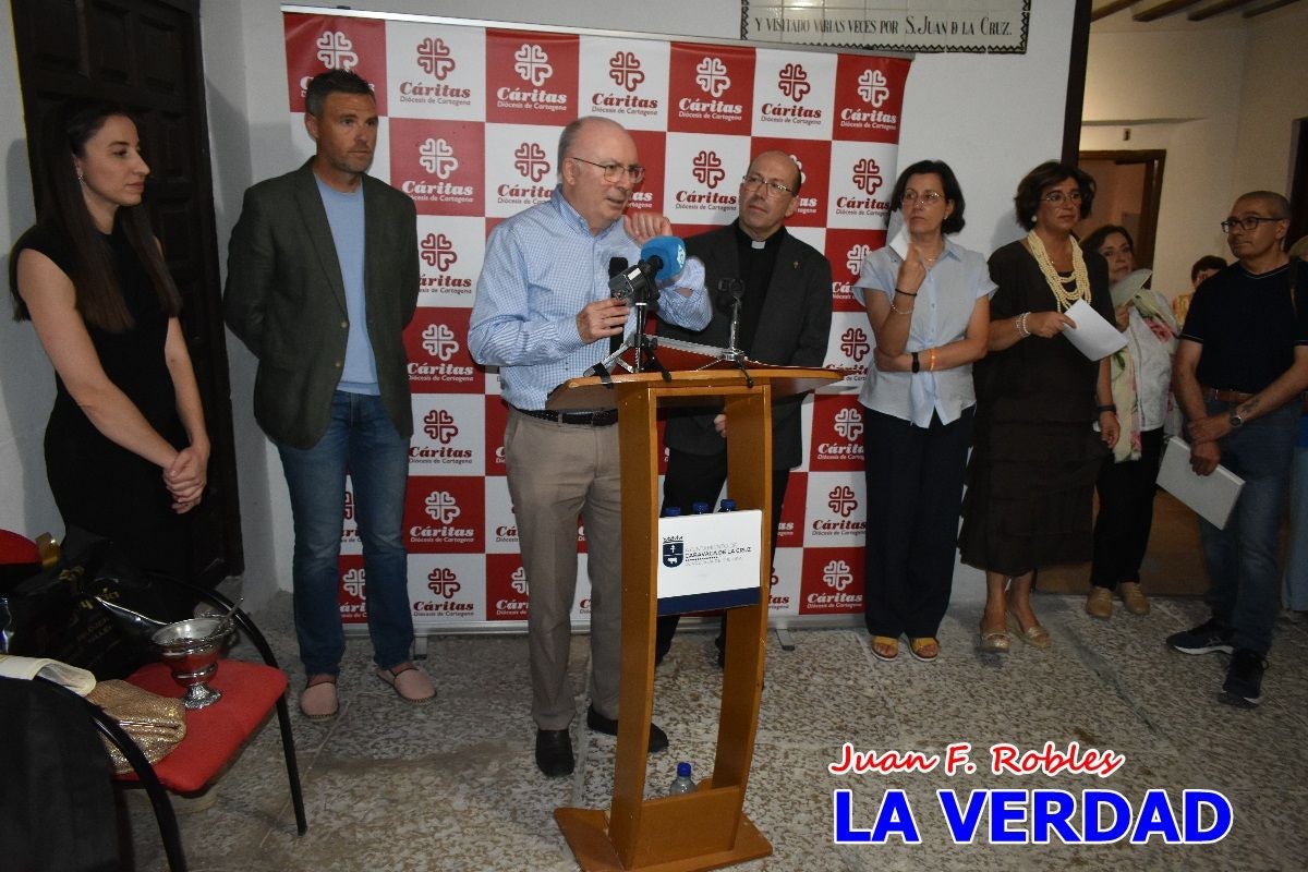 Imágenes de la inauguración de la Exposición Fotográfica de Cáritas en la vicaría Caravaca-Mula