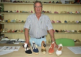 Santos Picón, con algunos de los modelos que fabrica.