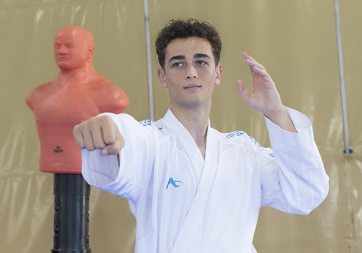 A diario.El karateca Ángel Turpín vive interno toda la semana en el Centro de Alto Rendimiento de Los Alcázares desde los 15 años.