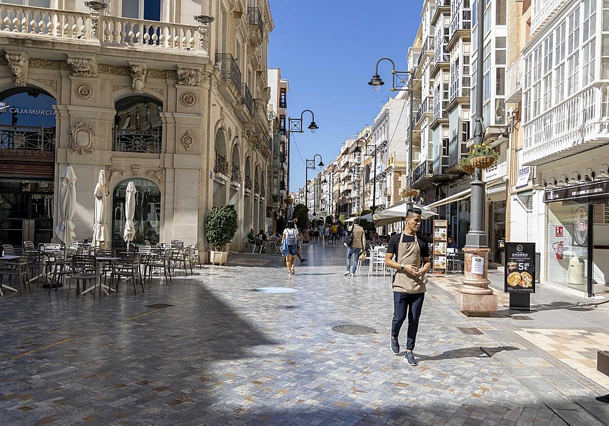 Imagen de archivo de la calle del Carmen con el sol dando de lleno.