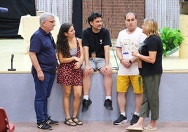 Joan Pàmies, Natalia Zamora, Oriol Pàmies, y los presos Antonio y Begoña, este lunes en la prisión de Campos del Río.