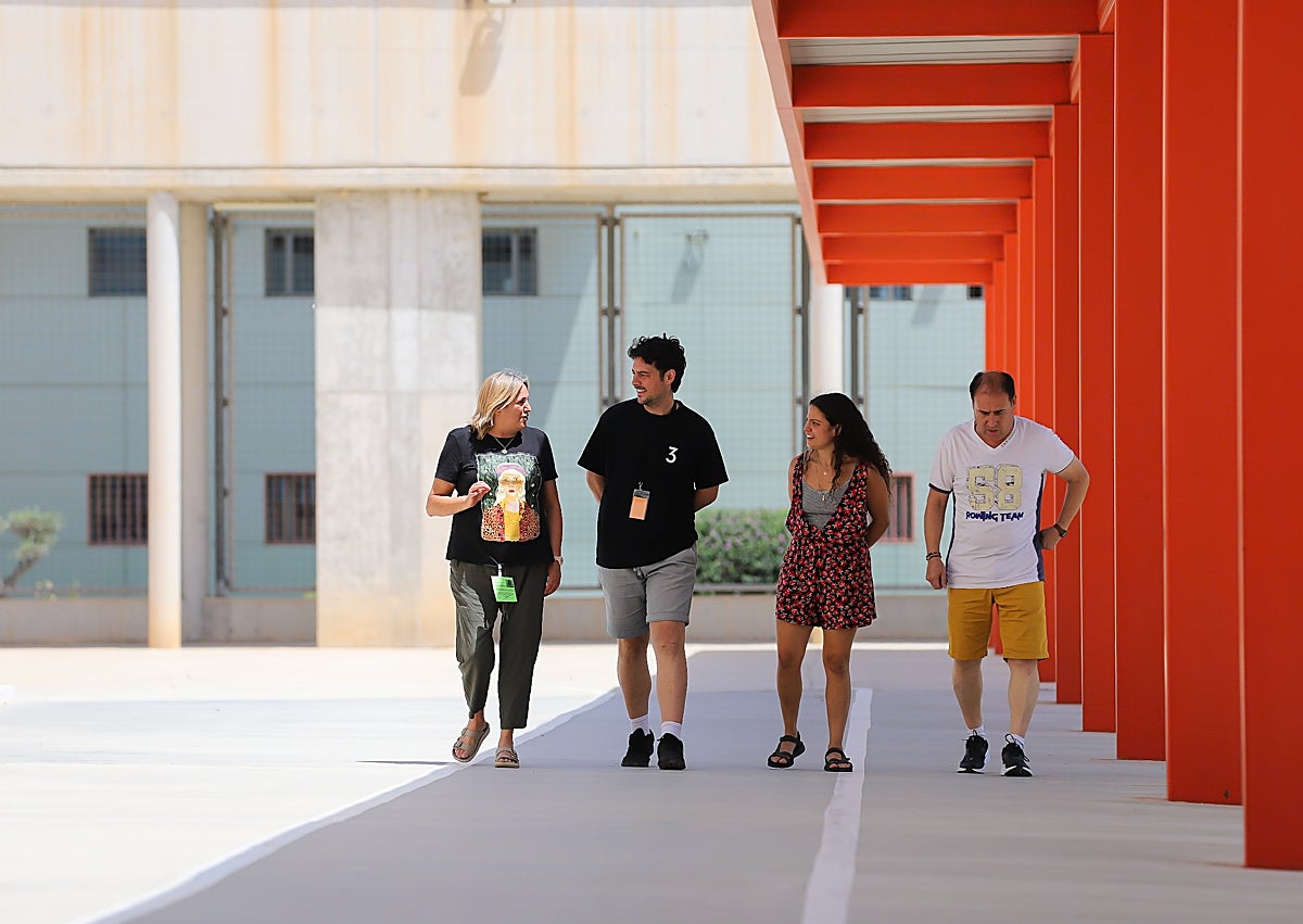 Imagen secundaria 1 - El director de la prisión, Jesús Fernández, con Santiago Reche, a la izquierda, y el funcionario Paco Abellán, con una maqueta de la casa-museo del poeta realizada por los internos; Antonio y Begoña, internos de Campos del Río, en los extremos, flanqueando a la actriz Natalia Zamora y al director Oriol Pàmies. Y la actriz Natalia Zamora durante la entrevista con LA VERDAD en la prisión.