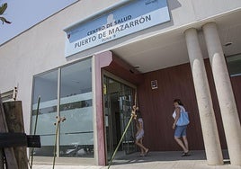 Entrada principal al centro de salud de Puerto de Mazarrón, en una fotografía de archivo.